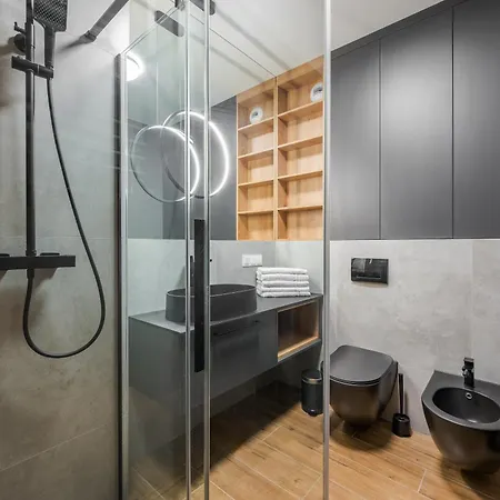 Praga Grochowska Unique By Bookinghost Daire *